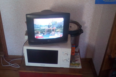 Телевізор марки "LG", чорного кольору, модель 14CC4RB-T2, в робочому стані