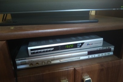 Відеомагнітофон дисковий "ORION", сірого кольору, в робочому стані, з пультом керування