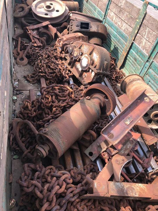 Брухт чорних металів (відходи виробництва різної конфігурації, обладнання не придатне до використання) загальною вагою 13000,00 кг