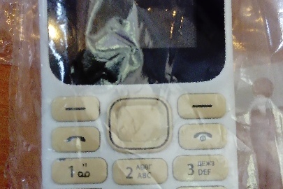 Мобільний телефон "Bravis", білого кольору, в неробочому стані