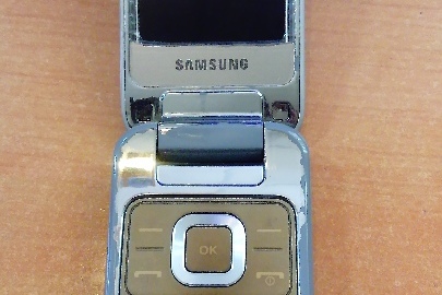 Мобільний телефон "Samsung", сіро-сріблястого кольору, б/в