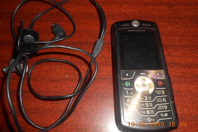 Мобільний телефон "Motorola" та гарнітура