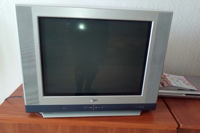1/2 частина телевізора LG FLATRON, сріблястого кольору, в робочому стані, б/в