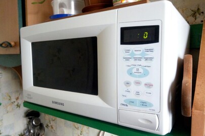 Мікрохвильова піч "Samsung" (система трьохмірного розподілу енергії), білого кольору, б/в, в робочому стані