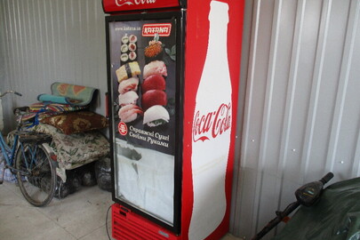 Холодильник для напоїв марки "Coca-Cola", червоно-білого кольору, серійний номер R16011, 06.04.2011 року випуску