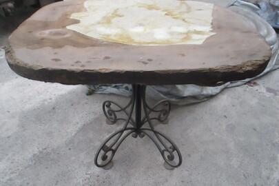 Кований стіл з дерев'яною стільницею