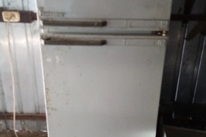 Холодильник MUL-T-LOCK, білого кольору, б/в, у робочому стані