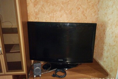 Телевізор "Samsung HD SPS", чорного кольору, має пошкодження монітору, в неробочому стані, б/в