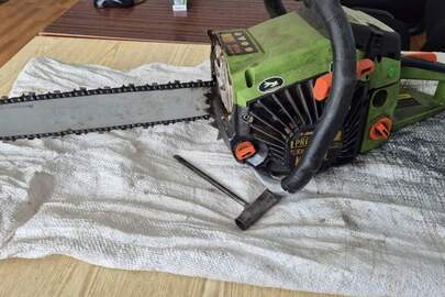 Конфісковане майно за рішенням суду: бензопила марки Pro-Craft модель К450L зеленого кольору бувша у використанні, рік виготовлення не відомий, робочий стан не перевірявся