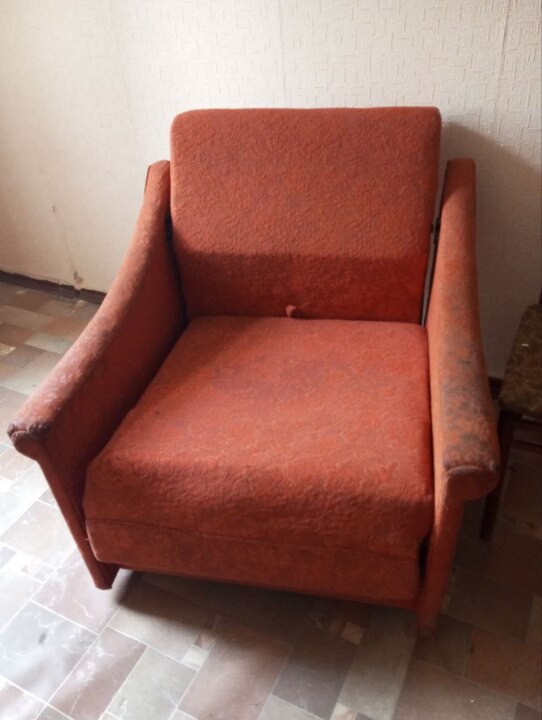 Крісло червоне, тканинне, 1 шт, з явними ознаками вжитку, б/в