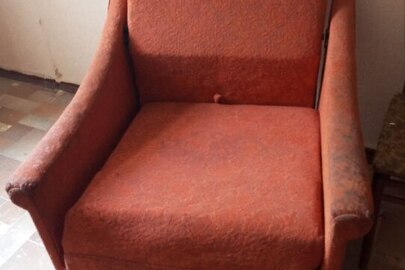 Крісло червоне, тканинне, 1 шт, з явними ознаками вжитку, б/в