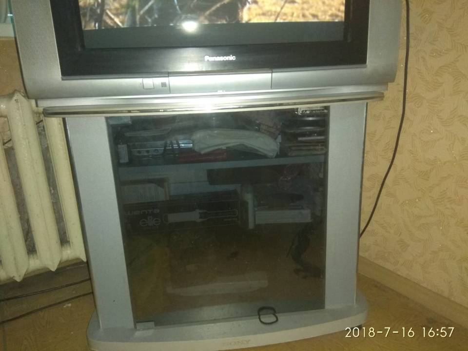 Тумба для телевізора зі скляною дверцятою