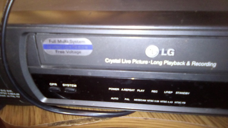 Відеомагнітофон LG LL 112 TW