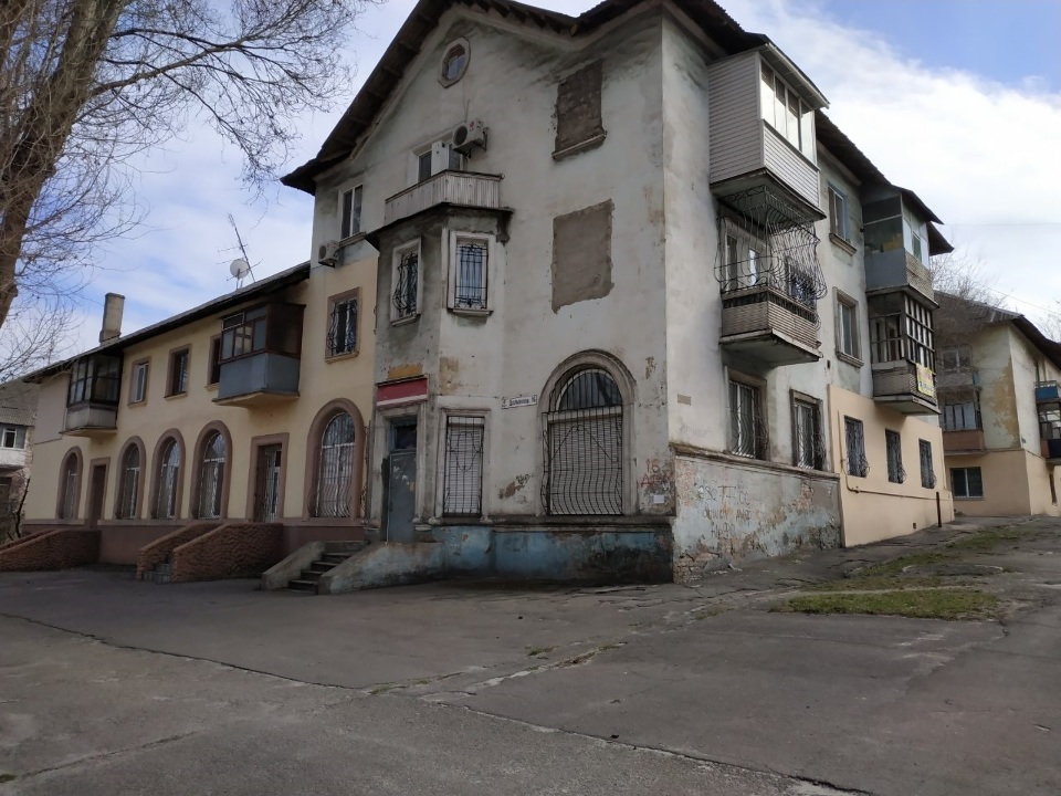 Іпотека. Трикімнатна квартира загальною площею 81.7 кв.м., житлова площа 54.6 кв.м., за адресою: Дніпропетровська область, м. Кам'янське, вул. Долматова, 16, кв. 2