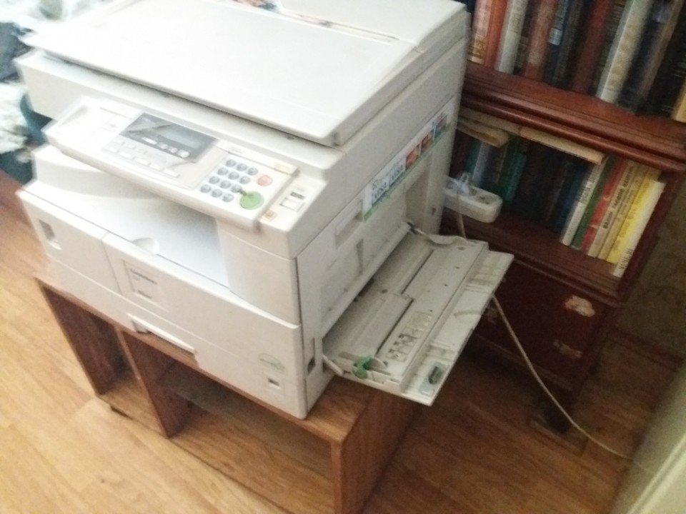 Картина прямокутної форми; копіювальний апарат Gestetner 1312; підставка для телевізора 60х48х25 см