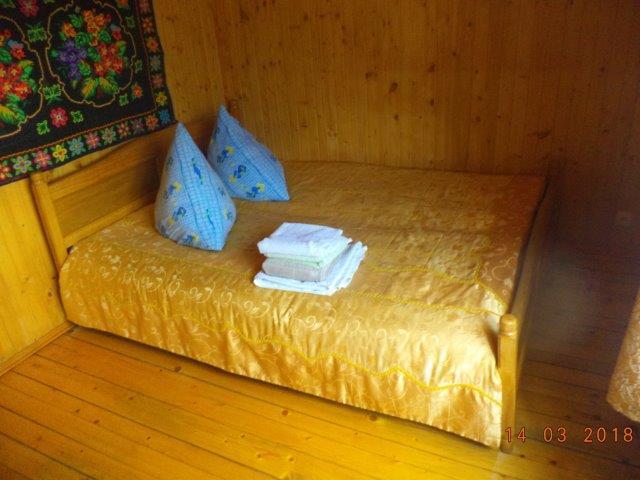 Ліжко двоспальне дерев'яне коричневого кольору (в кількості 3 штуки)