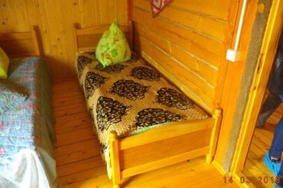 Ліжко односпальне дерев'яне світло-коричневого кольору (в кількості 4 штуки)