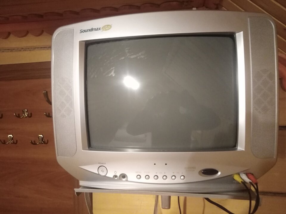 Телевізор Soundmax plus сірого кольору