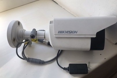 Супутникова антена білого кольору та  камери відеоспостереження Hikvision  у кількості 2 одиниці