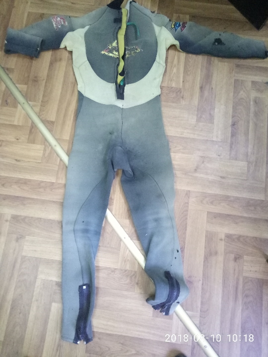 Гідрокостюм чорного кольору з сірими вкладками, б/в