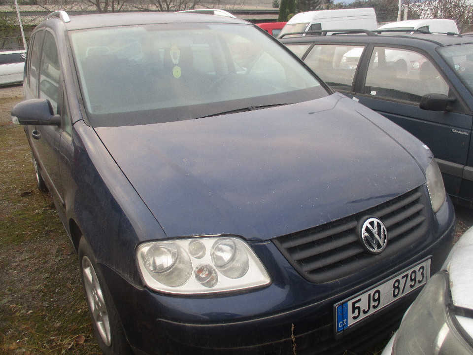 Т/З марки VOLKSWAGEN, модель TOURAN, 2003 року випуску, реєстраційний номерний знак Чеської Республіки 5J9 8793, кузов № WVGZZZ1TZ4W057177, синього кольору