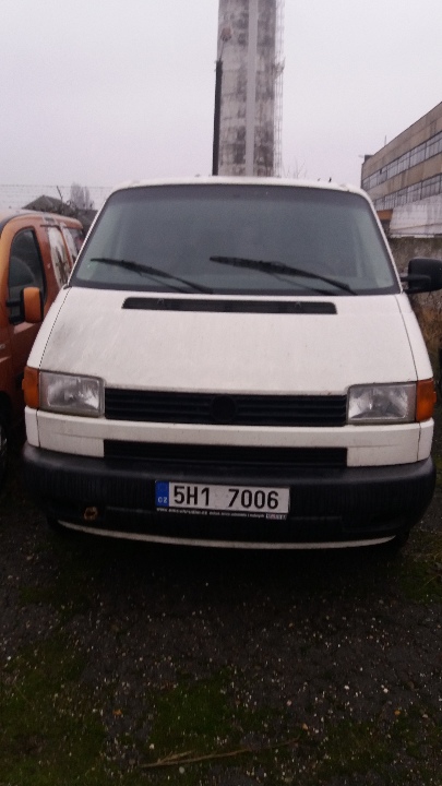 Т/З марки VOLKSWAGEN, модель TRANSPORTER, 2001 року випуску, реєстраційний номерний знак Чеської Республіки 5H1 7006, кузов № WV2ZZZ70Z2H006882, білого кольору