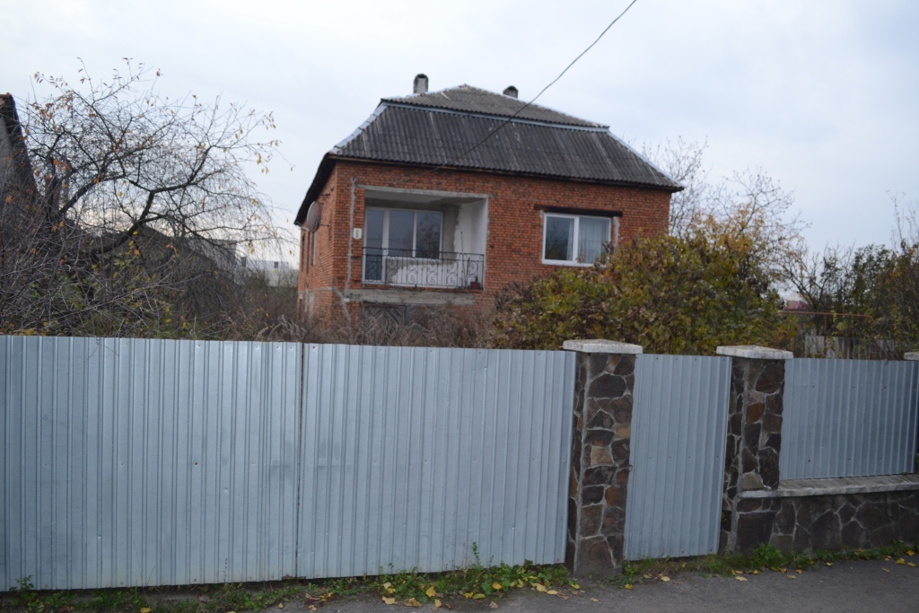 ІПОТЕКА. Домоволодіння, загальною площею 280.7 кв.м., та земельна ділянка, загальною площею 0.0931 га., кадастровий № 2124886401:01:001:0034, що знаходяться за адресою: Закарпатська обл., Ужгородський р-н, с. Сюрте, вул. Ракоці, 6