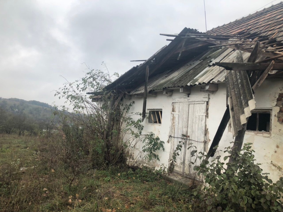 Зерносклад, бригадний будинок, телятник, заг. пл. 1141.7 кв.м., адреса: Мукачівський р-н., с. Медведівці, вул. Гагаріна, 61 А, 61 Б, 61 В та зерносклад, заг. пл. 359.3 кв.м., адреса: Мукачівський р-н., с. Кальник, вул. Миру, 23 Б