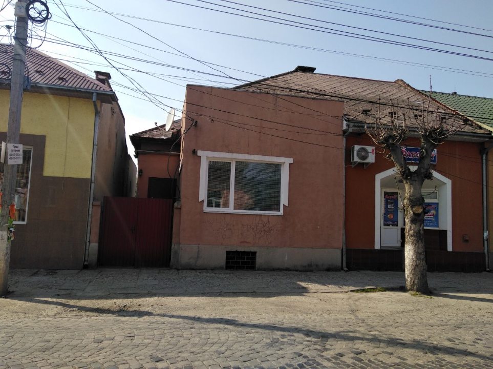 1/11 частина двокімнатної квартири, загальною площею 56.5 кв.м., що знаходиться за адресою: Закарпатська область, місто Виноградів, вул. Станційна, 14, кв.1