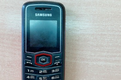 Мобільний телефон марки SAMSUNG, модель GT-E1080i з акумуляторною батареєю 