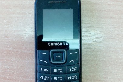 Мобільний телефон марки SAMSUNG, модель GT-E1200М з акумуляторною батареєю