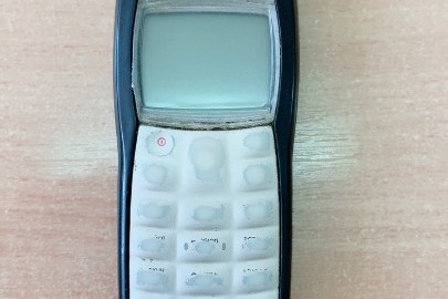 Мобільний телефон марки NOKIA, модель 7610 з акумуляторною батареєю та SIM-картою