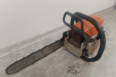 Конфісковане майно за рішенням суду: бензопила оранжевого кольору з надписом на корпусі “STIHL M5230” в комплектному стані, шина бензопили довжиною 30 см, б/в