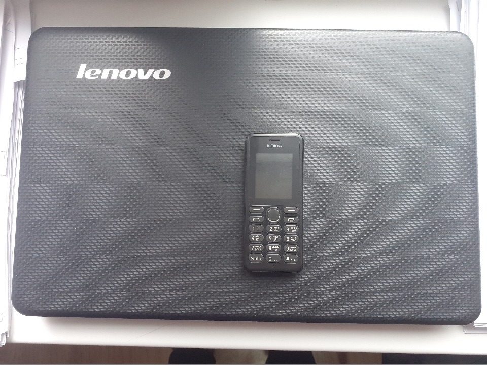 Hоутбук чорного кольору «Lenovo g 550» model 20023, мобільний телефон марки «Nokia», модель RM-944