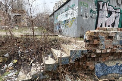 Будівля торговельного комплексу, загальною площею 3620,9 кв.м. (знаходиться в зруйнованому стані), розташована за адресою: м. Дніпро, провулок Вільний, буд. 8, реєстраційний номер майна: 9697166