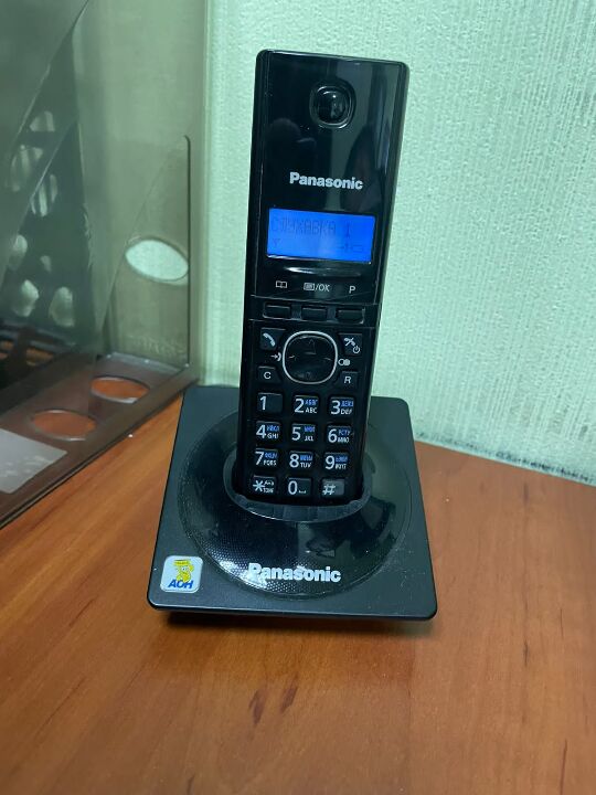 Стаціонарний телефон Panasonic, модель : KX-TG1711UA, чорного кольору, з подряпинами, зі шнуром, у робочому стані, б/в