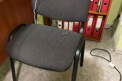 Два офісних стільця сірого кольору, стан б/в