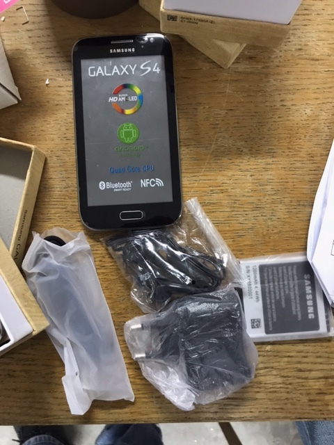 Мобільні телефони «Samsung GALAXY S4» 16GB в кількості З комплекти