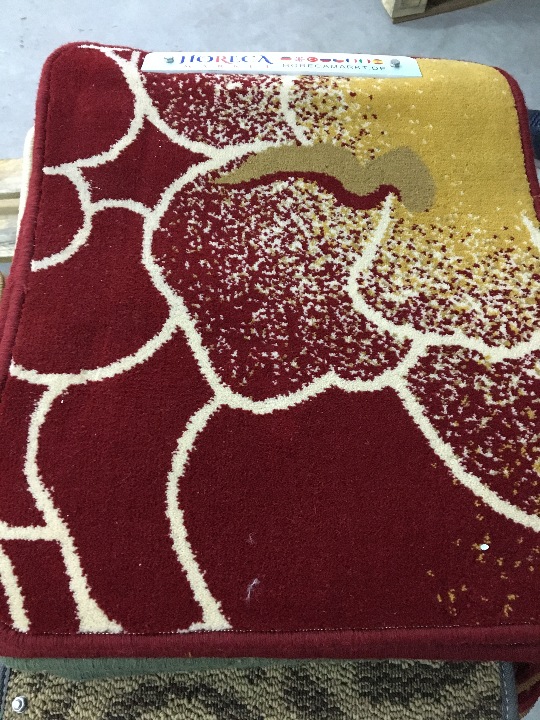 Зразки килимків з синтетичних матеріалів, загальною кількістю - 111 шт.