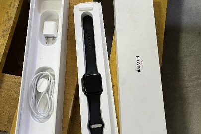 Годинники Apple watch 2 series та Apple watch 3 series у кількості 2 шт., в комплекті з зарядним пристроєм, без ознак використання