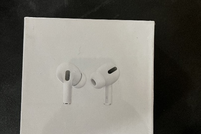 Навушники бездротові з маркуванням AirPods у кількості 2 шт., в упаковці, без ознак використання 