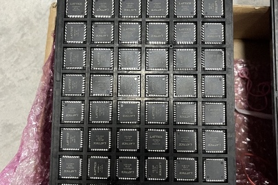  Програмована логічна інтегральна схема "ICE40HX1K-VQ100" у кількості 2 упаковки - 1 800 шт., без ознак використання