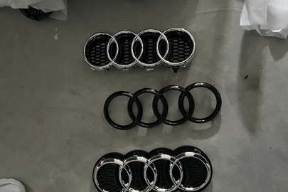  Пластикові логотипи (решітки) до автомобілів в кількості 118 комплектів; комплекти логотипів для авто у вигляді значків та наклейок у кількості 83 комплектів; бризговики для авто 2 шт., стан - новий