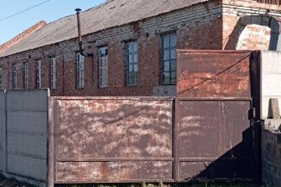 1/4 частина та 2/5 частини цілісного майнового комплексу, загальною площею 1215.1 кв.м за адресою: Черкаська область Звенигородський район місто Звенигородка вулиця Благовісна (Пролетарська), 9