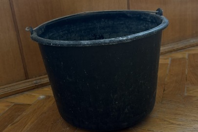 Конфісковане майно за рішенням суду: пластикове відро чорного кольору, бувше у вжитку - 1 шт.