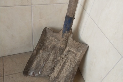 Конфісковане майно за рішенням суду: металева лопата з дерев'яним держаком, бувша у використанні - 1 шт.