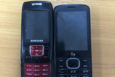 Мобільні телефони: марки "Samsung" чорного кольору, марки "Fly" чорного кольору, б/в