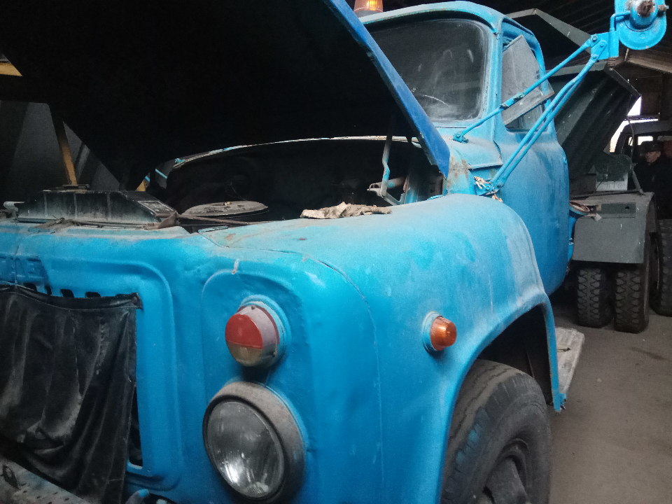 Вантажний піскорозкидувач ГАЗ 5327, державний номер 10388НР, 1988 року випуску, синього кольору, шасі №531200J1235247