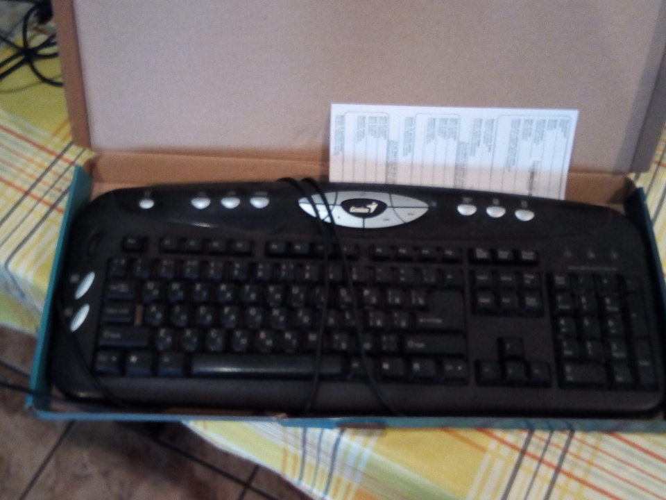 Клавіатура GENIUS, чорного кольору, в робочому стані