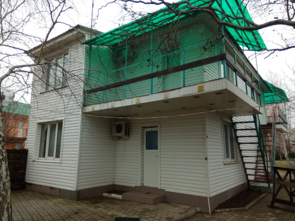 Готель сезонний, який складається з двох двоповерхових будинків, загальною площею 291,4 кв.м., розташований за адресою: Запорізька область, місто Бердянськ, вулиця Макарова, буд. 155-З